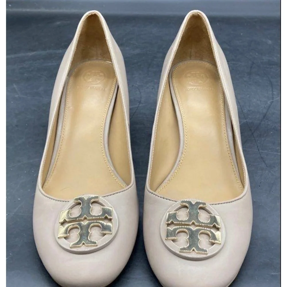 Tory Burch Chelsea Block Heel Pumps sz 8.5 Beige Excellent Gold Logo Medallion